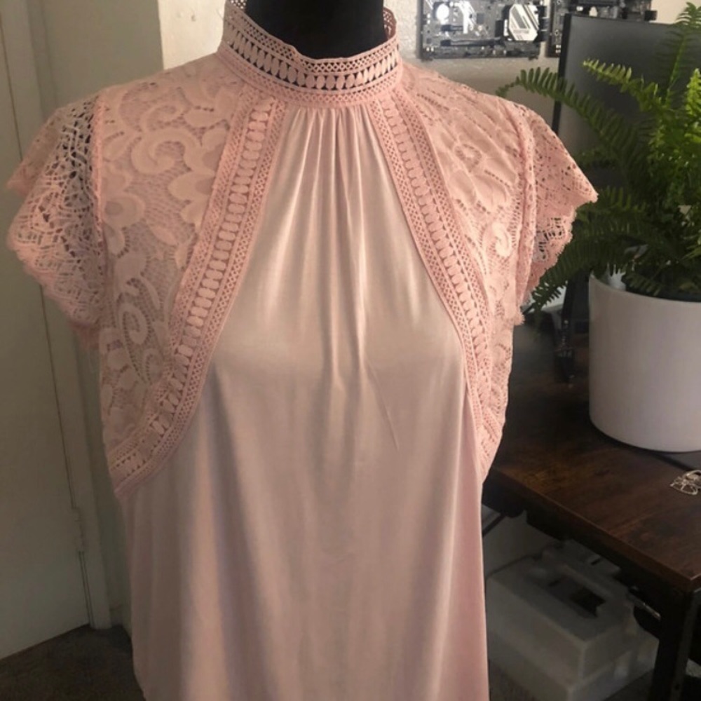 Cable & Gauge Pink  floral lace blouse 👚💕